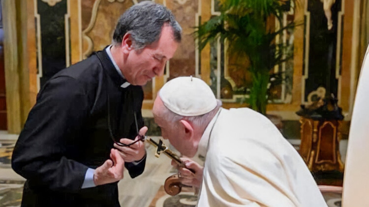 Pope Francis and Fr. Chicho, OMI Oblate Cross